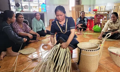 Giữ gìn, bảo tồn nghề đan lát truyền thống của người thôn Duệ