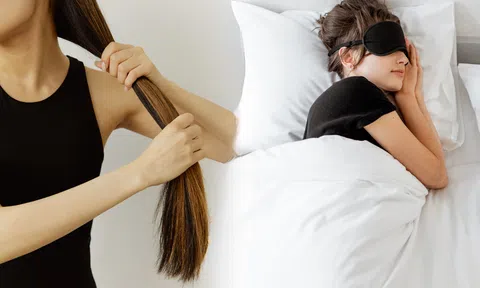 Chuyên gia cảnh báo thói quen khi ngủ khiến tóc hư tổn, 'rụng như sung': Số 2 ít người biết