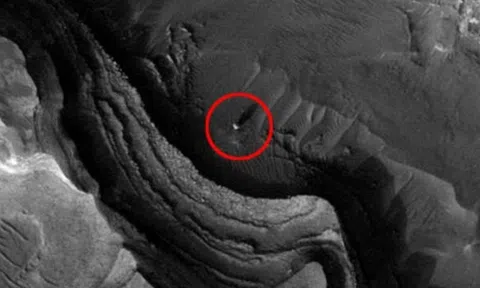 Vệ tinh NASA phát hiện dấu hiệu lạ trên sao Hỏa, loạt giả thuyết nổ ra