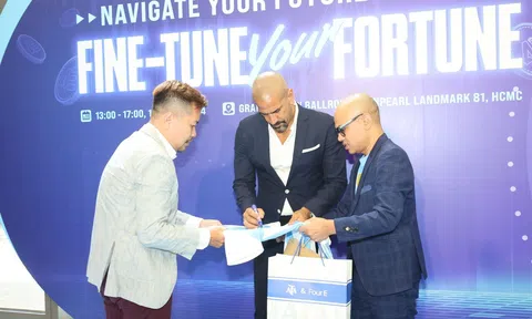 Huyền thoại bóng đá Juan Verón "bắt tay" Soobin Hoàng Sơn “khuấy đảo” TP. HCM