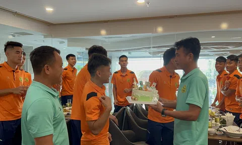 Sao trẻ Nam Trường đón sinh nhật ấm áp cùng các đồng đội ở Hòa Bình FC