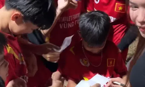 Fan nhí “bao vây”, háo hức xin chữ ký bạn gái Đặng Văn Lâm