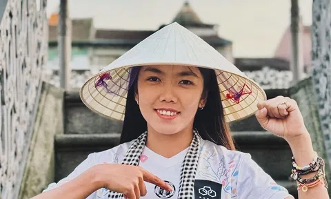 Nữ tiền đạo ĐT Việt Nam đội nón lá đón sinh nhật tuổi 32