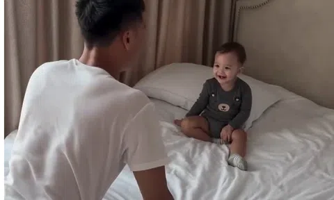 "Ông chồng quốc dân" Bùi Tiến Dũng dịu dàng chăm con khi vợ Tây vắng nhà