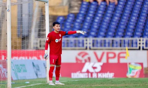 Thủ môn ĐT Việt Nam nhận lương thấp hơn cầu thủ đá phủi?