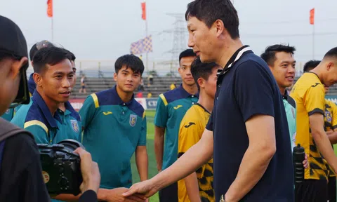VIDEO: Đội bóng của thầy Park thắng kịch tính trong ngày HLV Kim Sang Sik dự khán