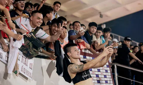 Quang Hải ghi điểm với hành động đẹp