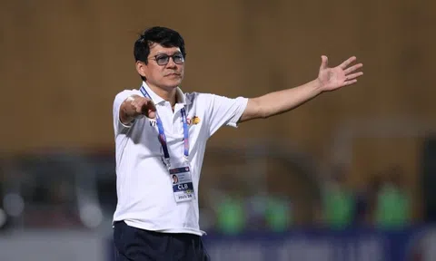 HLV Vũ Tiến Thành 'đá xoáy' HLV Kim Sang Sik