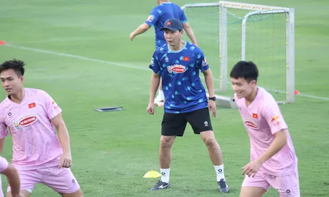 VIDEO: ĐT Việt Nam hứng khởi tập luyện cùng HLV Kim Sang Sik