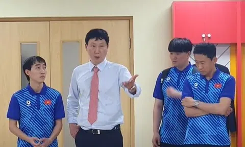VIDEO: HLV Kim Sang Sik chia sẻ với với các cầu thủ trong phòng thay đồ