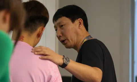 HLV Kim Sang Sik hành động bất ngờ với ĐT Việt Nam