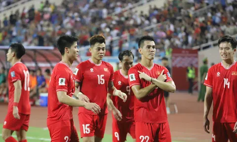Tiền đạo ĐTVN 'ghi điểm' sau khi nhận thưởng ở Vòng loại World Cup
