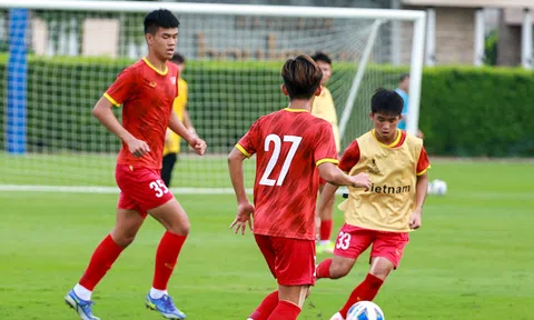 'Người khổng lồ' U19 Việt Nam nhận quà đặc biệt