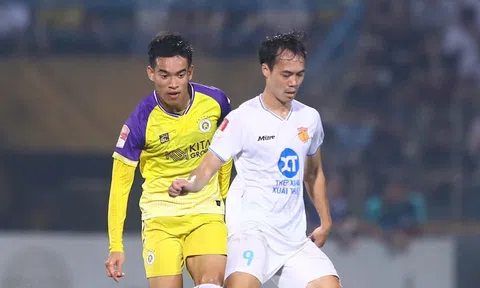 Văn Toàn bất ngờ đi đá phủi