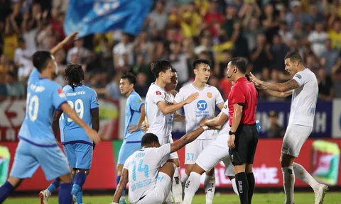 LĐBĐ Việt Nam phạt đội đầu bảng V-League