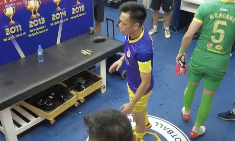 Hình ảnh không có trên truyền hình ngày Văn Quyết 'ghi điểm' HLV ĐT Việt Nam