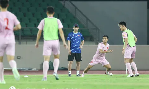 VIDEO: ĐT Việt Nam tập luỵện ở nơi nóng nhất hành tinh