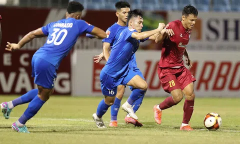 Cầu thủ nhập tịch Việt Nam lập poker ở V-League