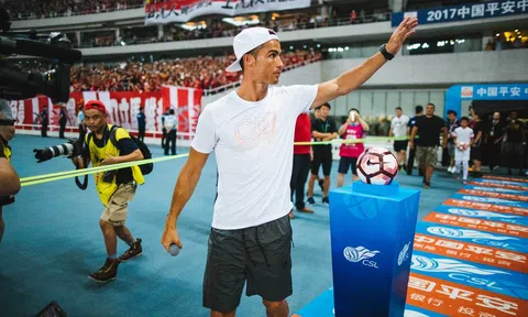 Fan Trung Quốc có hành động “ấm lòng" bảo vệ Ronaldo