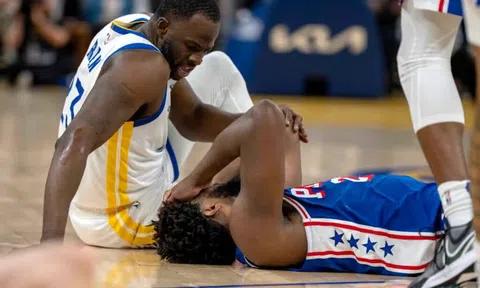 MVP Joel Embiid chấn thương đầu gối trong trận thua trước Warriors