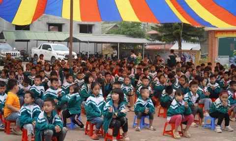 Chương trình thiện nguyện "Cùng em đến trường" tại 2 điểm trường tỉnh Hoà Bình