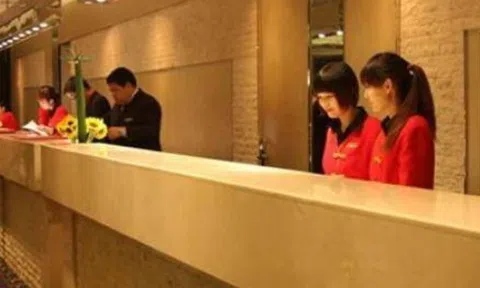 Nửa đêm đến khách sạn đặt phòng lúc nào cũng báo hết phòng! Nhân viên lễ tân hé lộ bí mật đằng sau!