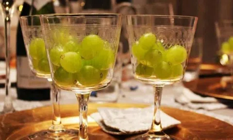 CĐM rủ nhau ăn 12 quả nho vào lúc nửa đêm đêm giao thừa, ý nghĩa đằng sau là gì?