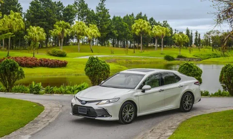 Toyota Camry dò "đáy" giá mới, quyết giữ vững vị trí top 1 phân khúc