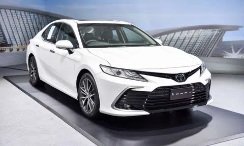 Toyota Camry ‘cân’ cả phân khúc trong tháng 8, bán nhiều xe hơn các đối thủ cộng lại