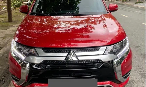 Lăn bánh 1 năm, Mitsubishi Outlander ‘siêu lướt’ rao bán với giá khó tin