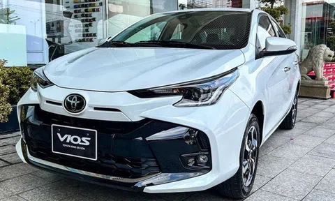 Doanh số lao dốc không phanh, Toyota Vios giảm giá sâu đấu City, Accent