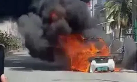Đang di chuyển trên đường, xe điện ‘bất thình lình’ bốc cháy ngùn ngụt