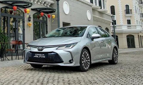 Toyota Corolla Altis 2023 ra mắt: Nâng cấp trang bị, giá bán từ 725 triệu đồng