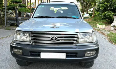 Lăn bánh gần 20 năm, ‘xe chủ tịch’ Toyota Land Cruiser được rao bán với giá khó tin