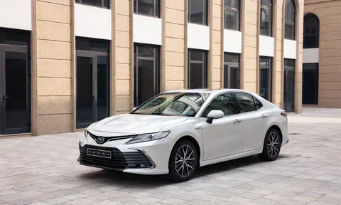 Doanh số tăng trưởng nhẹ, Toyota Camry tiếp tục "cân" cả phân khúc