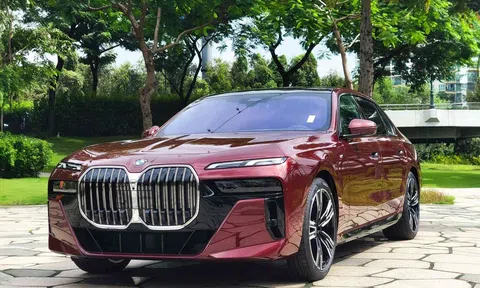 Xe sang BMW 7-Series tiếp tục giảm giá gần nửa tỷ đồng, tăng sức đấu S-Class