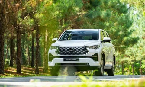 Toyota Innova Cross khan hàng, đại lý chào bán "bia kèm lạc" 40 - 50 triệu đồng