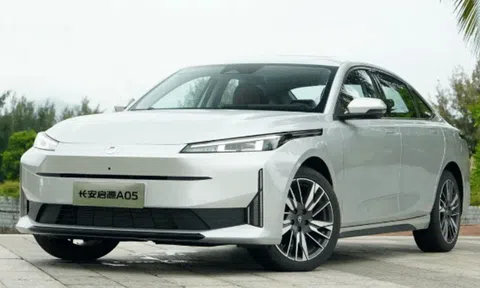 Sedan hybrid ngang cỡ Honda Civic trình làng, giá quy đổi chỉ từ 300 triệu đồng