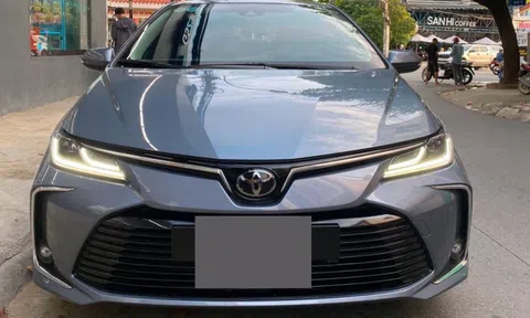 Mới lăn bánh gần 2.000 km, Toyota Corolla Altis ‘siêu lướt’ rớt giá khó tin