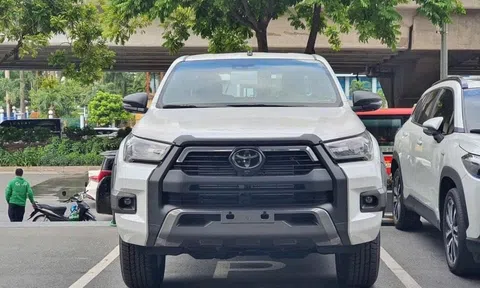 Cận cảnh Toyota Hilux 2023 bản cao cấp nhất tại Việt Nam, thêm trang bị đấu Ford Ranger Wildtrak