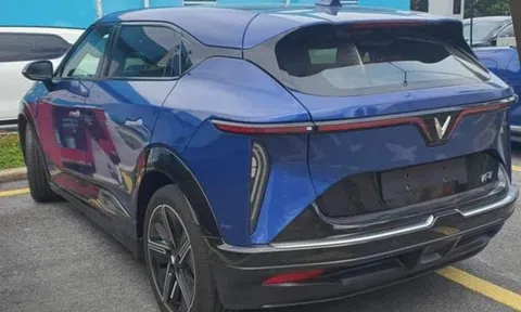 VinFast VF 7 tiếp tục ‘xuất đầu lộ diện’ tại nhà máy, ngày ra mắt đã cận kề?