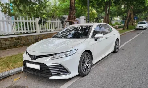 Chỉ sau 1 năm lăn bánh, Toyota Camry lướt rao bán lại với mức giá khó tin