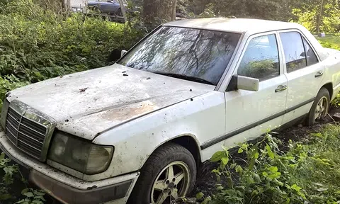 Bền như xe Đức: Mercedes 200D sau 8 năm ngủ quên dưới nắng mưa vẫn không chịu "chết"
