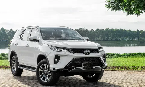 Toyota Fortuner giảm giá "sốc" tới gần 140 triệu đồng, quyết đua doanh số với Everest, Santa Fe
