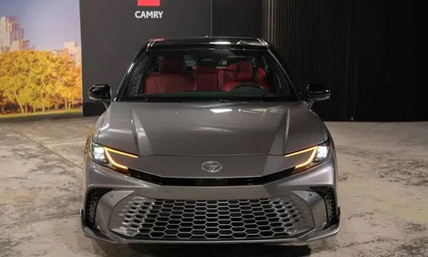 Cận cảnh Toyota Camry thế hệ mới: Thiết kế đẹp hút hồn, dồi dào về trang bị