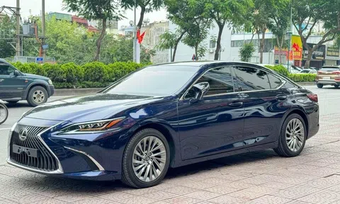 Sau 4 năm lăn bánh, Lexus ES 250 cũ chấp nhận bán "lỗ" đến cả tỷ đồng