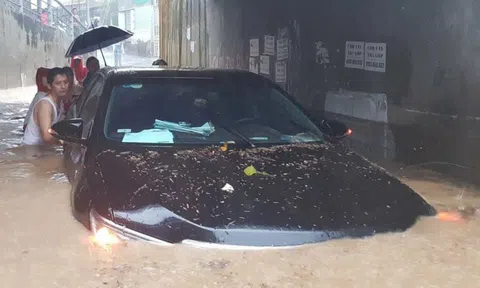 Mưa lớn kéo dài, nhiều chủ xe tại Huế bất lực nhìn phương tiện ngập sâu trong nước