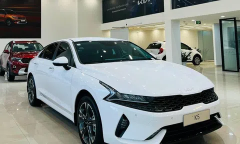 Đối thủ của Toyota Camry giảm giá "sập sàn" đến hơn 100 triệu đồng