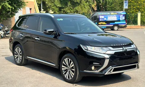 Lăn bánh 1 năm, Mitsubishi Outlander chạy ‘lướt’ xuống giá khó tin