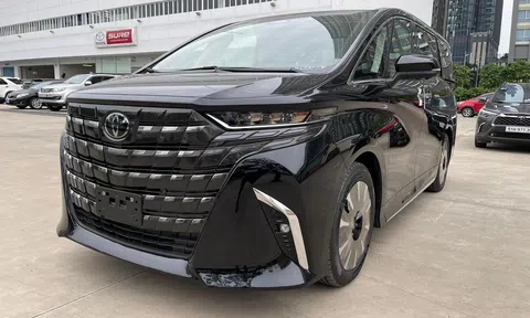 Toyota Alphard 2024 bị "kênh giá" đến 300 triệu đồng